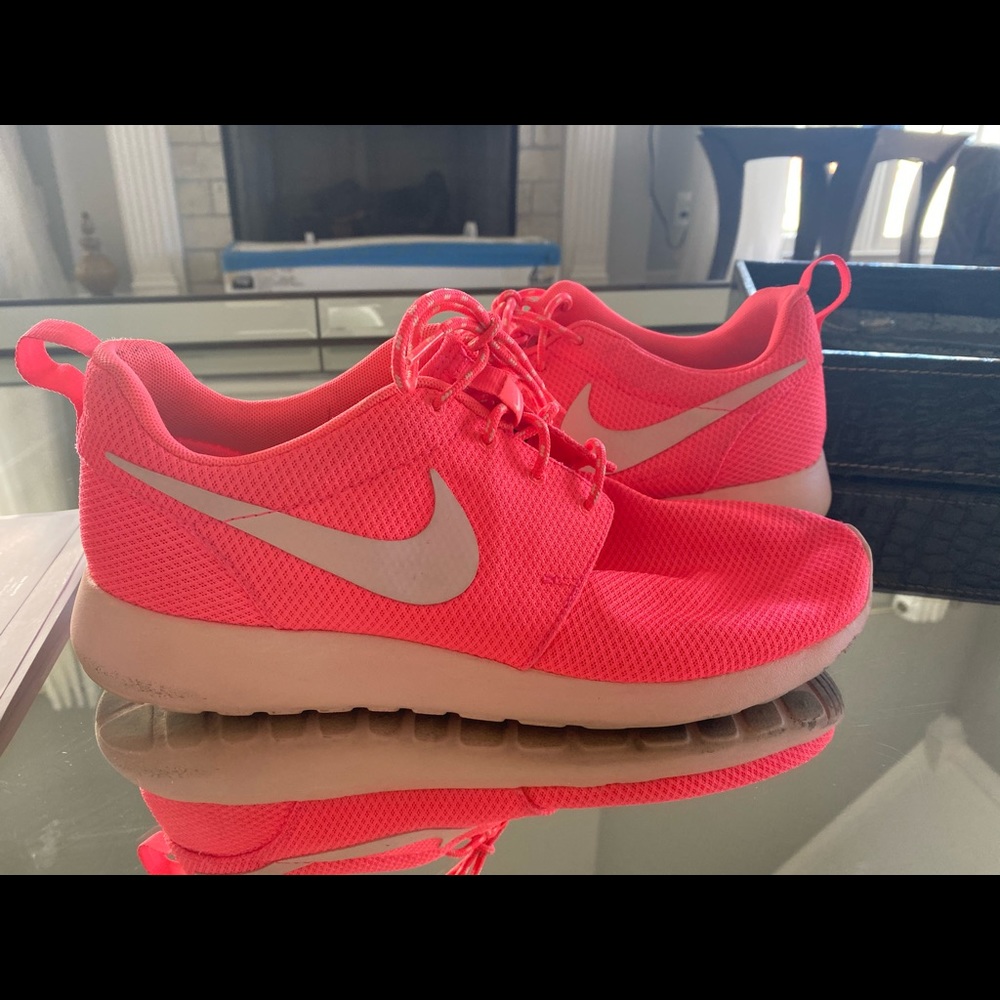 Pink Nike Rosche Runs